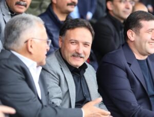 Erciyes38 FK maçını izleyen Vali Çiçek: Mutluluk yaşıyoruz