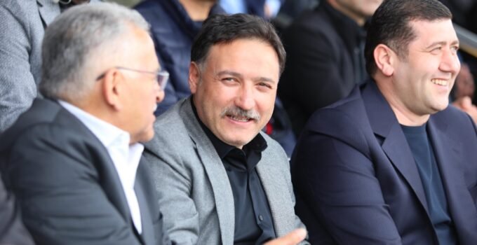 Erciyes38 FK maçını izleyen Vali Çiçek: Mutluluk yaşıyoruz