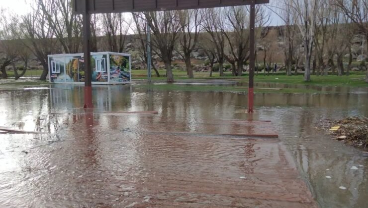 Tomarza’da sağanak yağış etkili olunca Zamantı Irmağı’nın debisi yükseldi