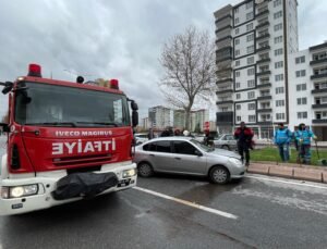 İki otomobil çarpıştı: 3 yaralı