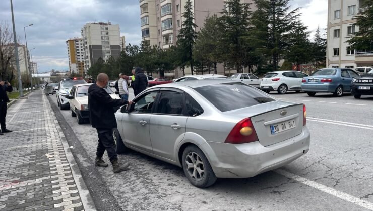 Kayseri’de polisin ‘dur’ ihtarına uymayan ehliyetsiz sürücü yakalandı
