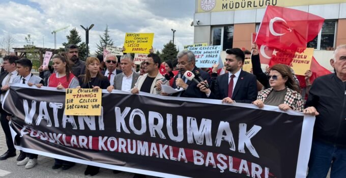 CHP teşkilatından İl Milli Eğitim Müdürlüğü önünde basın açıklaması