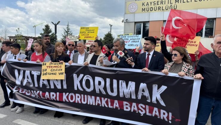 CHP teşkilatından İl Milli Eğitim Müdürlüğü önünde basın açıklaması