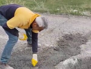 Tomarza’da mahalleli bozuk yolu betonla onardı
