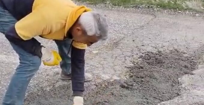 Tomarza’da mahalleli bozuk yolu betonla onardı