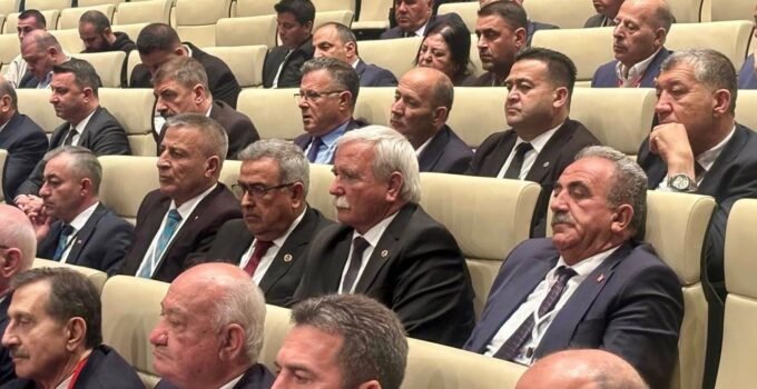 CHP’li 4 belediye başkanı Özgür Özel’in toplantısına katıldı