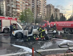 Kayseri’de seyir halindeki elektrikli otomobilde yangın