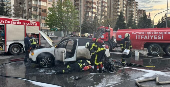 Kayseri’de seyir halindeki elektrikli otomobilde yangın