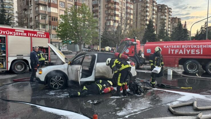 Kayseri’de seyir halindeki elektrikli otomobilde yangın
