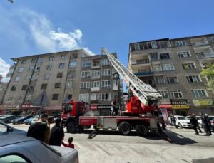 4 katlı binada çıkan yangında 1’i bebek 5 kişi dumandan etkilendi