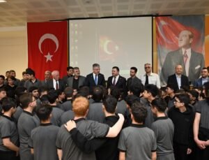 AK Parti’li Çopuroğlu öğrencilerle ‘Kariyer Günleri’ programında buluştu