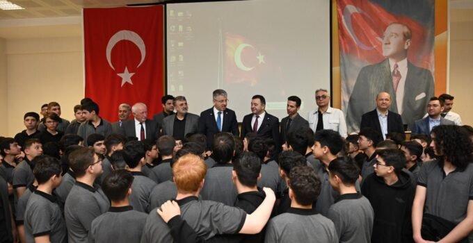 AK Parti’li Çopuroğlu öğrencilerle ‘Kariyer Günleri’ programında buluştu