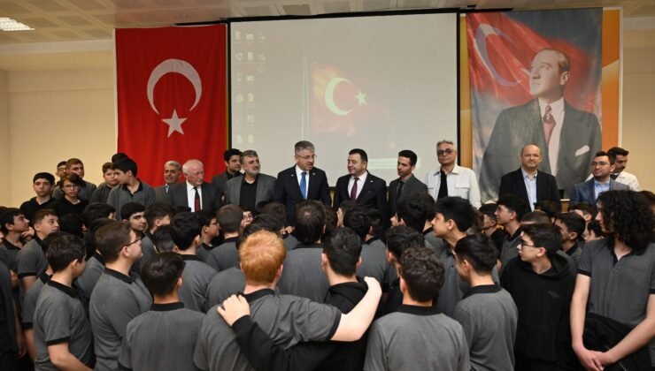 AK Parti’li Çopuroğlu öğrencilerle ‘Kariyer Günleri’ programında buluştu