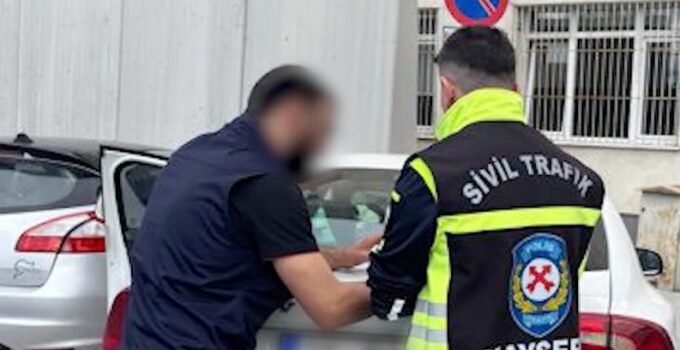 Araçlarından inerek trafikte tartışan 2 sürücüye 560 bin TL ceza