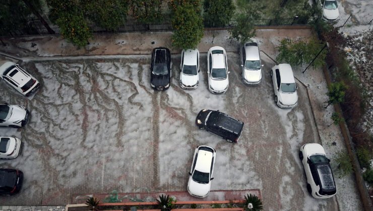 Adana’da sağanak ve dolu yağışı; cadde ve sokaklar beyaza büründü