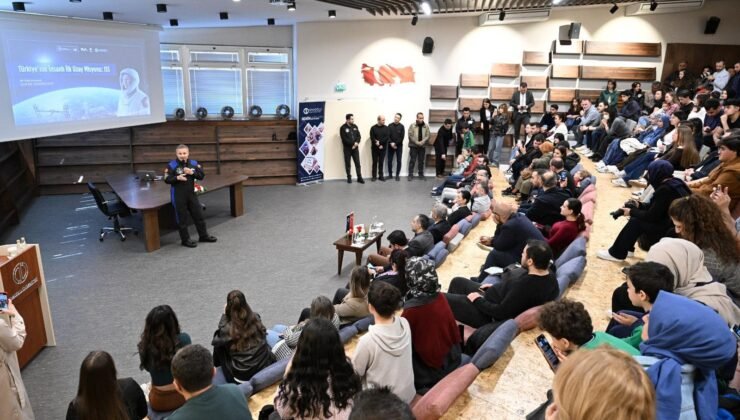 Alper Gezeravcı, Eskişehir’de üniversitelilerle bir araya geldi