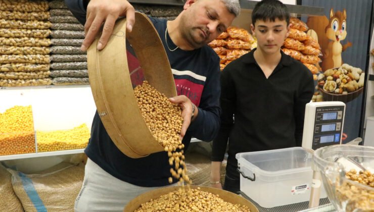 Çırak bulamayan leblebiciler, mesleği çocuklarıyla yaşatmaya çalışıyor