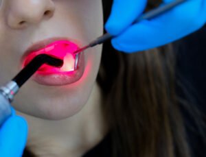 Doç. Dr. Altan’ın ‘hasarlı dokuların tamiri için düşük doz lazer tedavisi’ araştırması uluslararası dergide