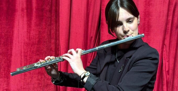 Eğitimi için günde 160 kilometre yol giden Zeynep Ece, Fransa’daki flüt yarışmasında birinci oldu