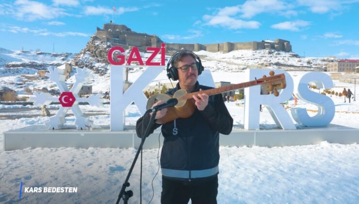 Kars polisi hem çaldı hem söyledi