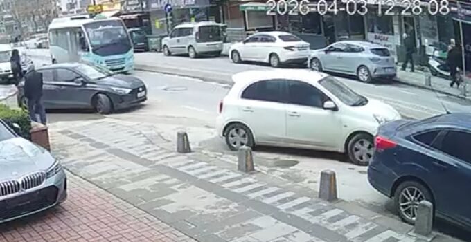 Maltepe’de yolcu minibüsüyle otomobil çarpıştı: 3 yaralı