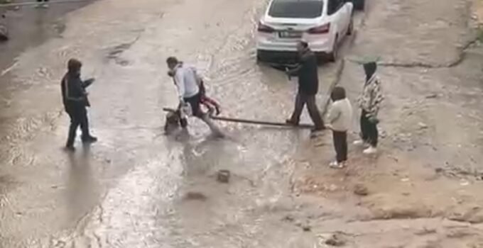 Mardin’de sağanak nedeniyle cadde ve sokaklar göle döndü