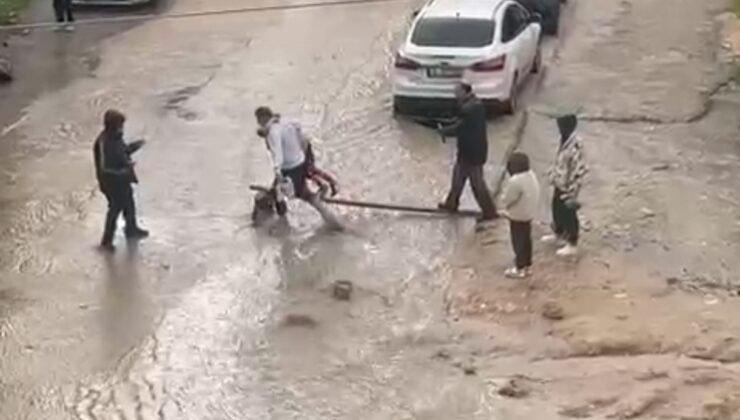 Mardin’de sağanak nedeniyle cadde ve sokaklar göle döndü