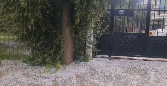 Osmaniye’de sağanak ve dolu yağışı; cadde ve sokaklar beyaza büründü