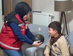 Pastaya alerjisi olan otizmli Egecan’a karpuzlu doğum günü kutlaması