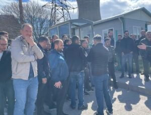 Santral işçileri, ücretsiz izne karşı eylem yaptı