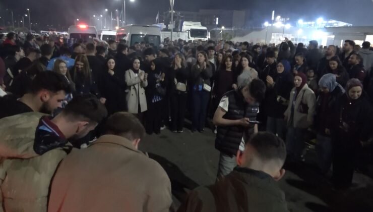 Trabzonsporlu taraftarlar Galatasaray galibiyetini kutladı