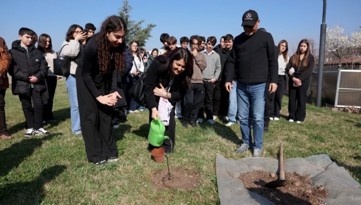 Yürüyen Köşk’ün simgesi olan çınardan elde edilen fide, Anıtkabir’de toprakla buluştu