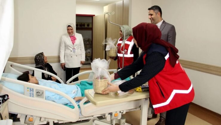 Kayseri Devlet Hastanesi’nden Hastalara Moral Ziyareti