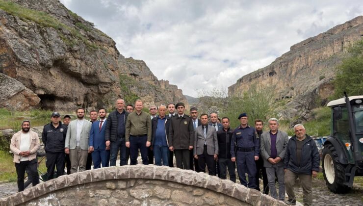 Yeşilhisar Kaymakamı Erdemli Vadisinde çöp topladı