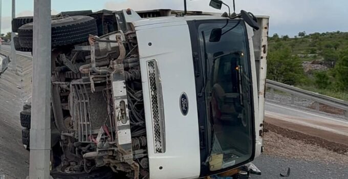 Kayseri’de Mıcır Yüklü Kamyon Devrildi: 1 Yaralı