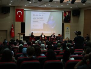 Vali Çiçek, öğrencilerle panelde buluştu