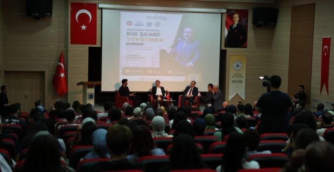 Vali Çiçek, öğrencilerle panelde buluştu