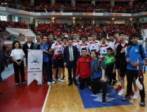 Gençlere seslenen Vali Gökmen Çiçek: Sizler bu büyük milletin geleceğisiniz