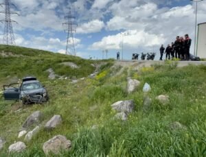Polisten kaçan ehliyetsiz sürücü otomobiliyle şarampole yuvarlanınca yakalandı