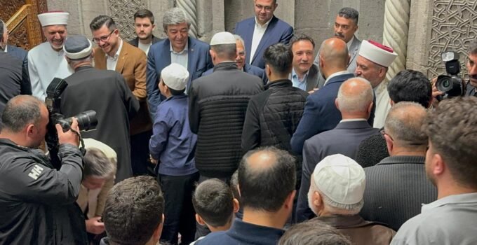 Kayseri Protokolü Bayram Namazını Hunat Caminde Kıldı