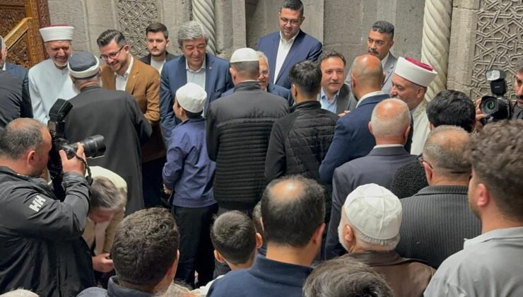Kayseri Protokolü Bayram Namazını Hunat Caminde Kıldı