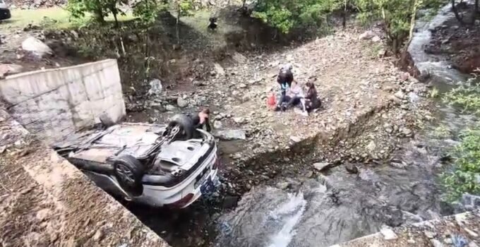 Otomobilin Köprüden Devrildiği Kazada 2 Kardeş Yaralandı