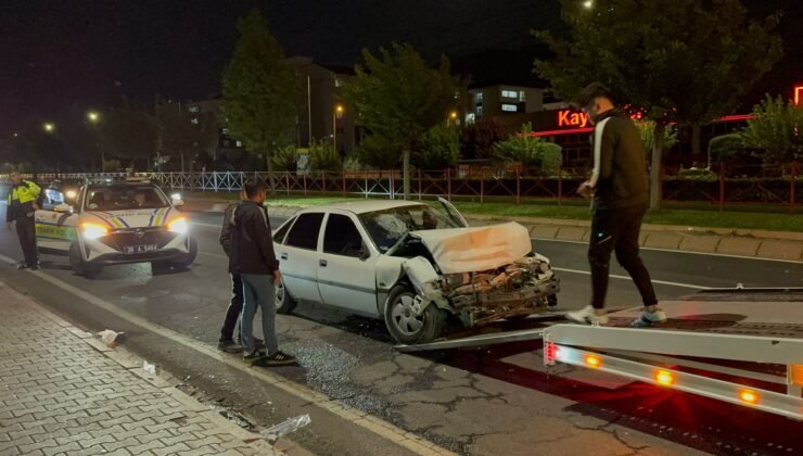 Kayseri’de İki Otomobil Çarpıştı: 2 Yaralı