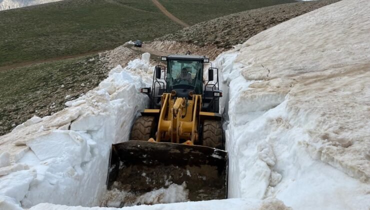 Yahyalı’da Karla Kaplı Yayla Yollarını Açma Çalışmaları Sürüyor