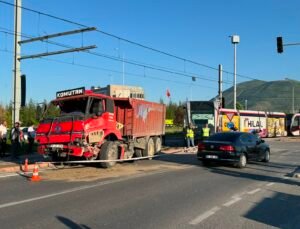 Tramvay İle Kamyon Çarpıştı: 5 Yaralı