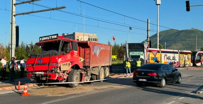 Tramvay İle Kamyon Çarpıştı: 5 Yaralı