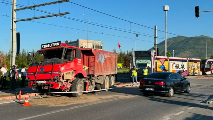 Tramvay İle Kamyon Çarpıştı: 5 Yaralı