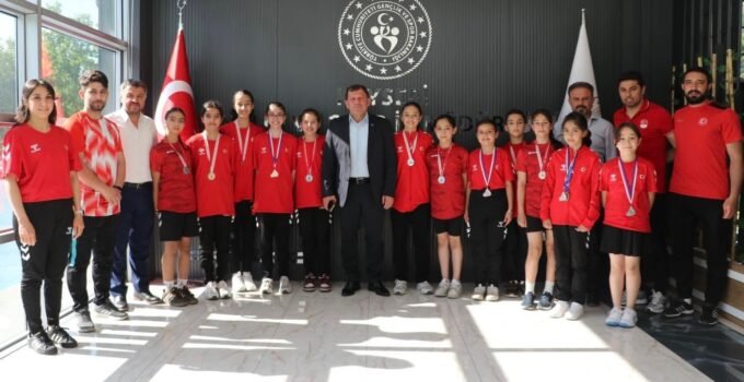 Badminton sporcularından İl Müdürü Kabakcı’ya ziyaret