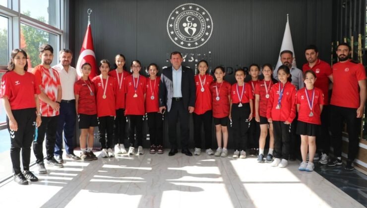 Badminton sporcularından İl Müdürü Kabakcı’ya ziyaret