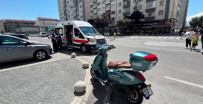 Hafif ticari araç ile motosiklet çarpıştı; baba ile kızı yaralandı
